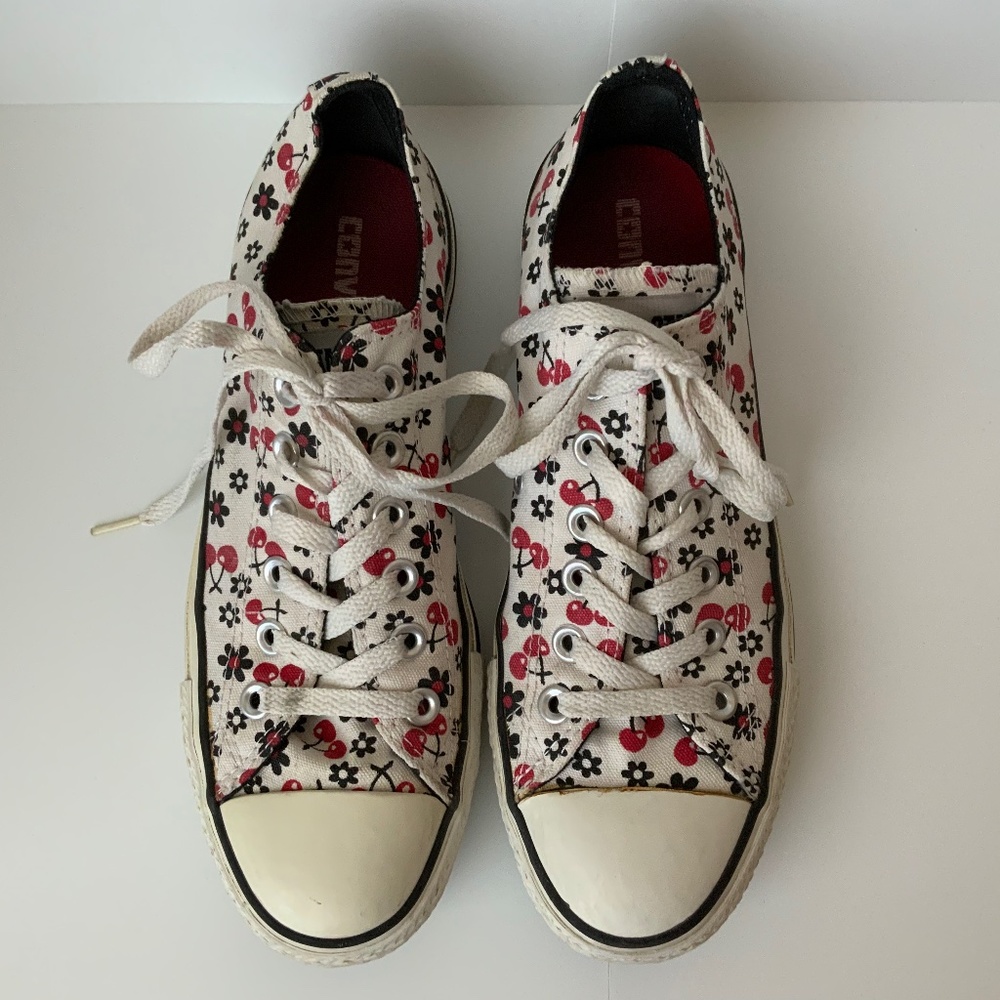 Converse All Star low tops size 8